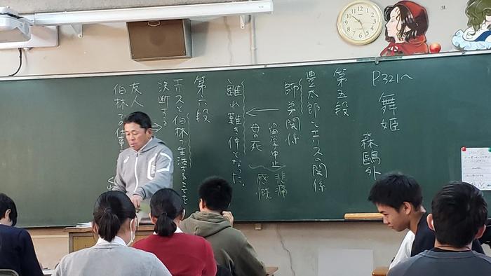 11月21日(木)2限に3年生の国語現代文、3限に3年生の政治経済の授業を見学