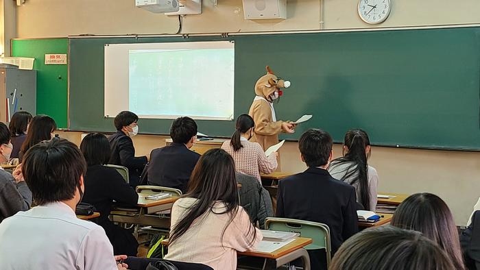 12月25日（金）今日は午前中2限授業です。サンタクロースとトナカイの衣装の先生が授業をしていました。