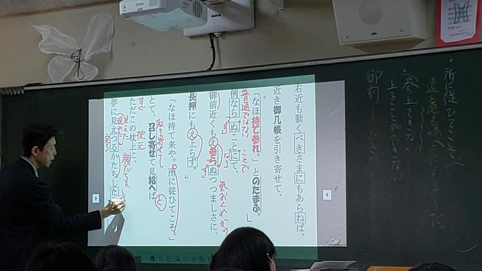 11月26日(火)1限に2年生の国語古典、3限に1年生の生物基礎、5限に2年生の数Ⅱ、6限に1年生の英語コミュニケーションの授業を見学