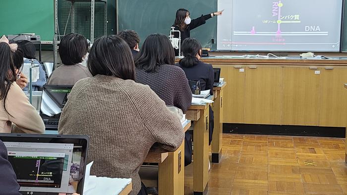11月10日(水)3限に生物講義室で2年生の生物の授業を見学。電子黒板とともに1人1台端末も利用していました。