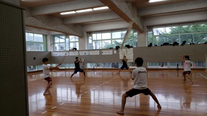 8月30日(金)剣道場では剣道部が、体育館では男子バスケットボール部と男子バレーボール部が朝練中
