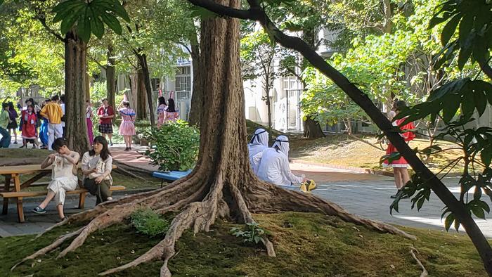 9月7日(土)牧高祭初日開催~中庭ではパフォーマンスなどを終えた生徒が寛ぐ姿が~
