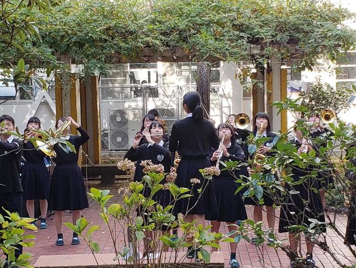 11月20日(火)昼休みに、 吹奏楽部が「秋の中庭コンサート」