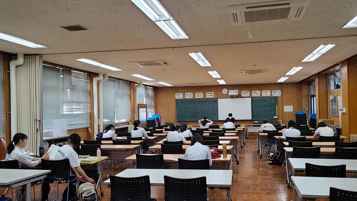 8月4日(水)2年生は会議室で数学の夏季講習
