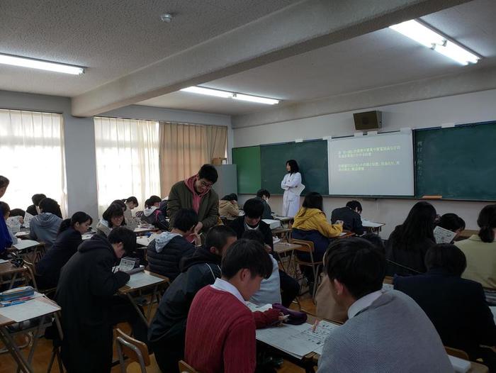 1月21日(月) 1年生の生物基礎と2年生の家庭科の授業を見学