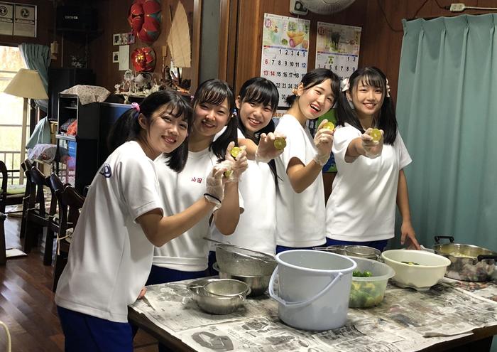 10月18日（金）43期生修学旅行第2日目 生徒たちの家業体験の様子が写真で送られて来ました。