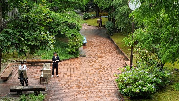 7月1日(月)通常授業再開 雨上がりの中庭等で油彩画の授業などが行われていました