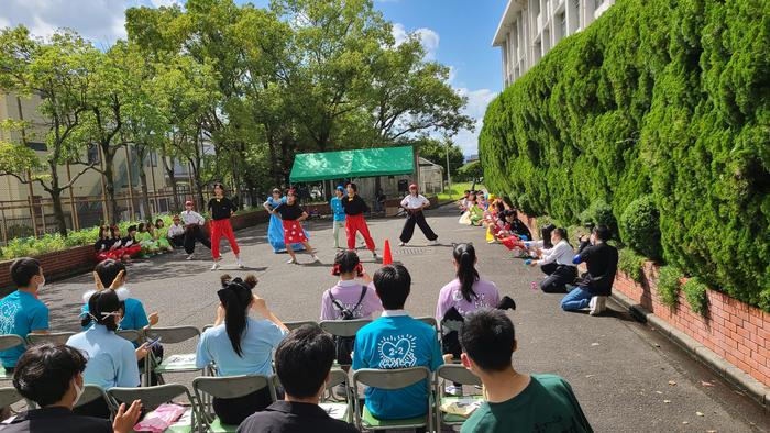 9月9日（木）第46回『牧高祭』1日目⑦～校舎南側では2年生のダンスパフォーマンス