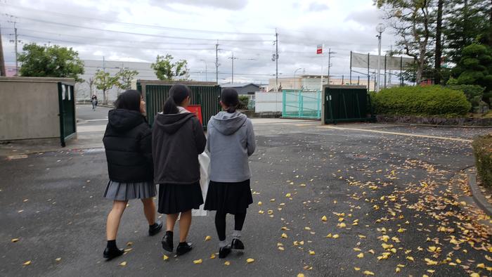 11月28日（木）剣道部の生徒たちが早朝校外清掃に出かけてくれていました。