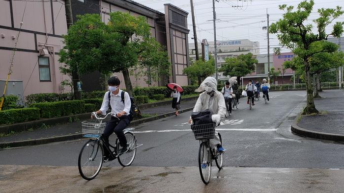 7月6日(月)雨の中の登校指導