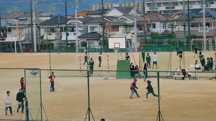 1月11日(月・祝)午前中のグラウンドでは、野球部や硬式テニス部、ハンドボール部が部活動を行っていました。