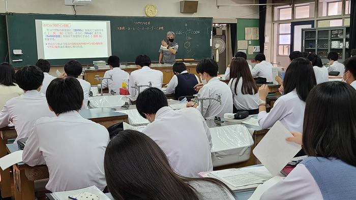 9月27日(月)1限に2年生の数学Ⅱ、5限に3年生の日本史、7限は3年生の化学の授業を見学しました。