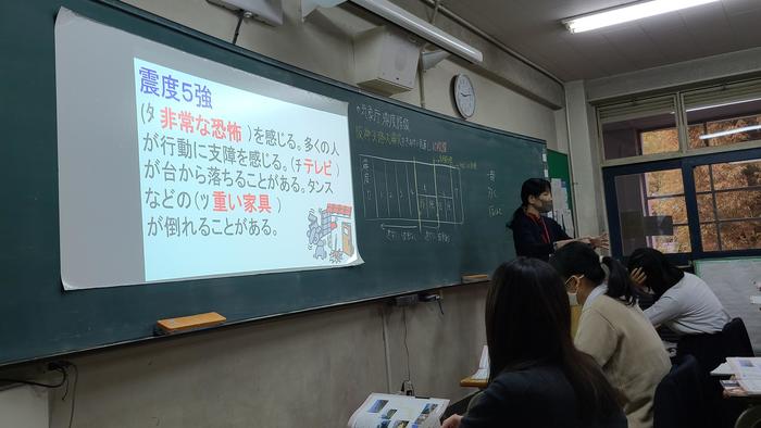 11月2日(月)1限に2年生6組の地学基礎、5限に2年生3組の国語古典、7限に3年生選択の日本史の授業を見学