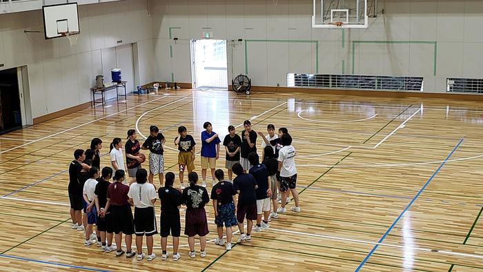 7月3日(金)体育館では女子バスケットボール部と男女のバレーボール部が練習~女子バスケットボール部に今朝の奉仕活動の感謝と激励をしました