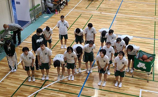 10月26日(月)昼休みに、女子バスケットボール部のキャプテンを含む3年生3人が、昨日の応援のお礼に校長室に来てくれました。