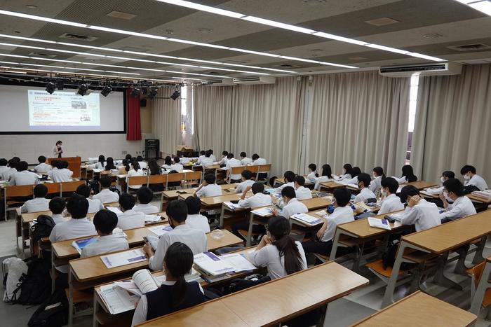 7月13日(火)校内では3年生対象の大学別説明会が行われています