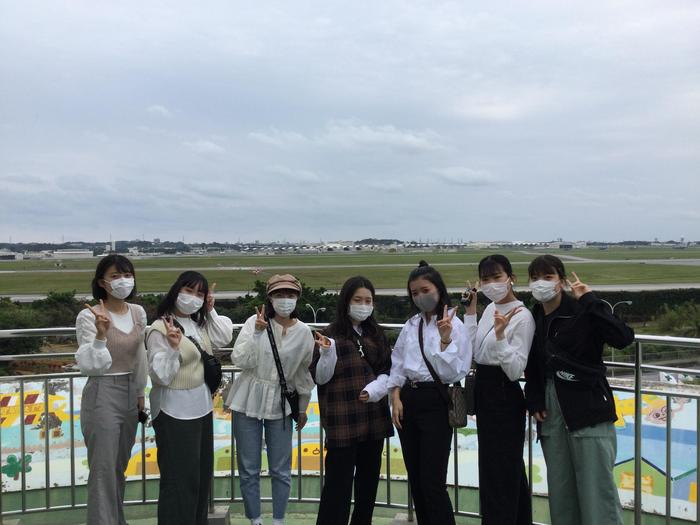 3月24日（水）第44期修学旅行第3日 大阪空港帰着組の2組は、道の駅かでな の展望台から、米軍嘉手納基地を見学しました