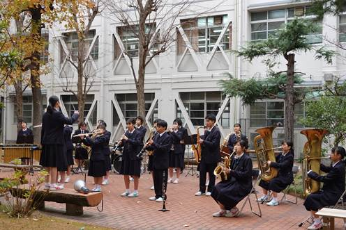 12月24日（木）昼休みに吹奏楽部が中庭で屋外コンサート
