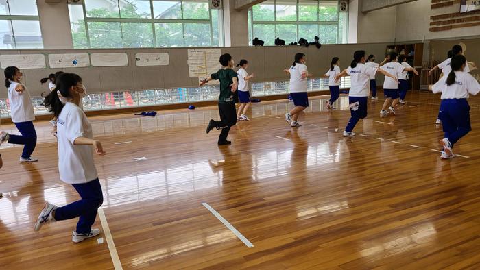 5月19日(水)1限に体育で1年生のダンスを見学