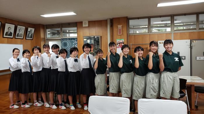 9月25日(水)女子バスケットボール部の1、2年生14名が校長室に来訪