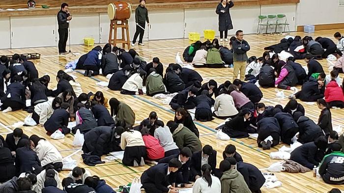 1月23日(木)1年生が体育館で小倉百人一首でかるた大会を行なっていました。