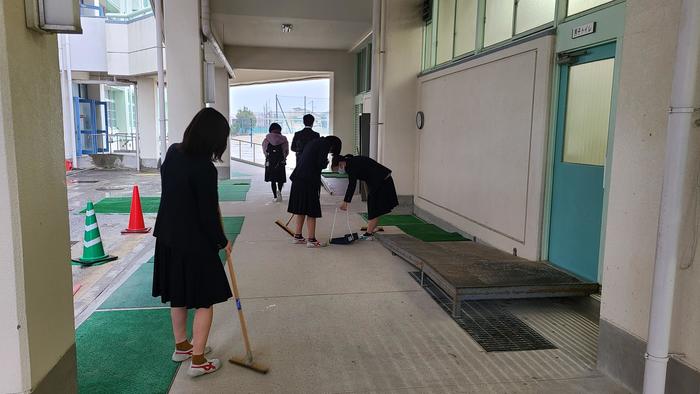 1月22日(金)女子バスケットボール部の生徒が早朝から校内清掃