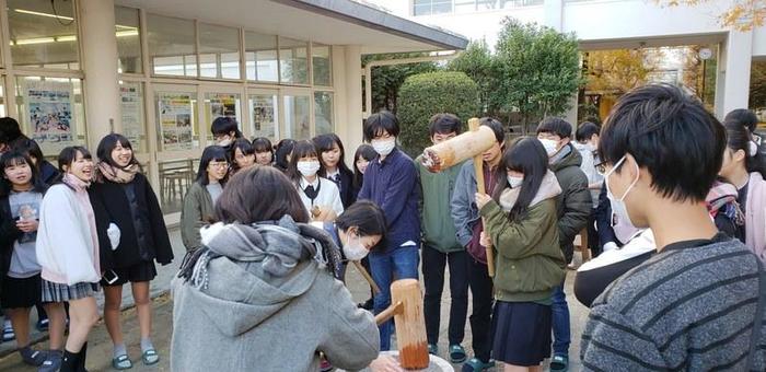 12月12日(水)PTA主催 餅つき大会〜期末考査を終えた生徒たちが舌鼓〜