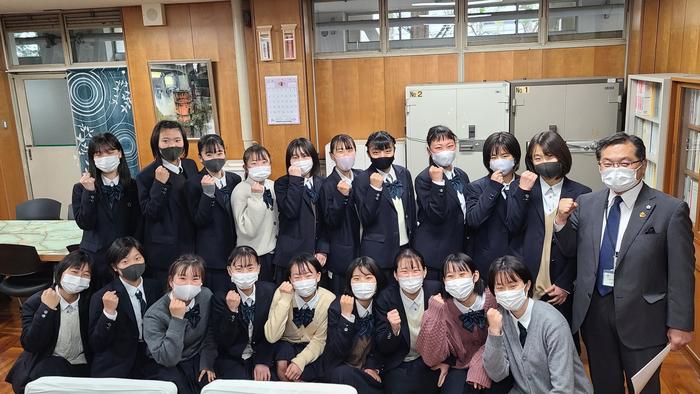 4月13日(火)昼休みに女子バスケットボール部の生徒が大阪総体の応援依頼に校長室に来室しました。