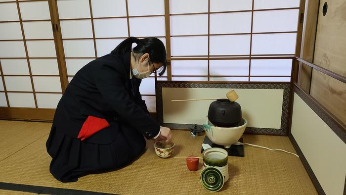 11月11日(水)「かえる祭」で活動中の茶華道部のお茶会に出席しました。