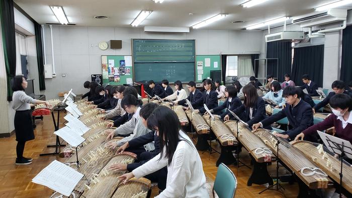 11月28日(木)2限に1年生の現代社会、3限に1年生の音楽で『お箏(こと)』の授業を見学~音楽教室に『お箏』40面が並び壮観