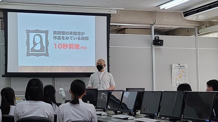 6月28日(月)7限に京都芸術大学の伊達准教授による「話してみるアート~対話鑑賞型ACOP入門」の授業がLAN教室で行われました。