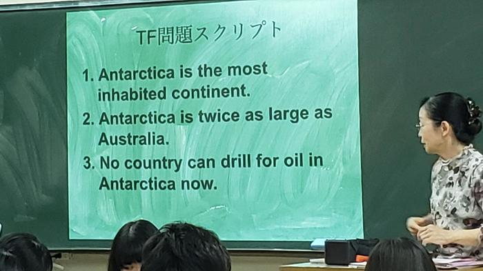 10月30日(水)7限は2年生の英語表現の授業を見学