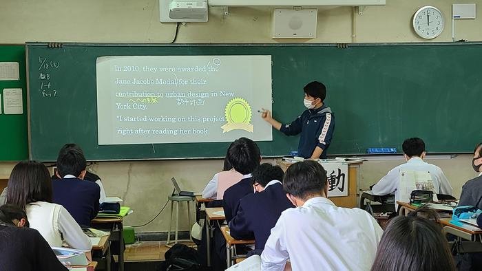 5月14日(金)4限には2年生の英語コミュニケーションの授業を見学しました。