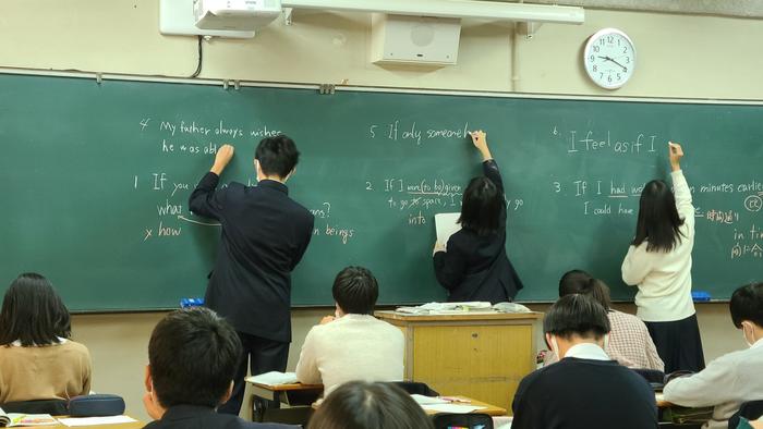 11月11日(水)1限に2年生の英語表現、2限に2年生の日本史の授業を見学しました。