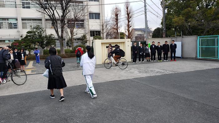 1月17日(金)女子バスケットボール部の生徒が早朝校外清掃活動をしてくれていました