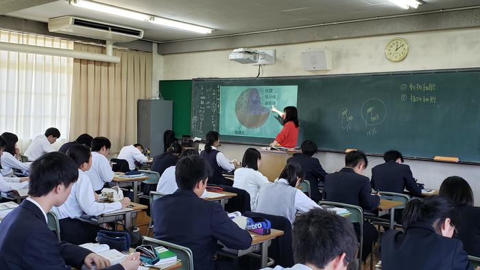 5月7日(火)グラウンドや各教室で、様々な授業が展開されています。