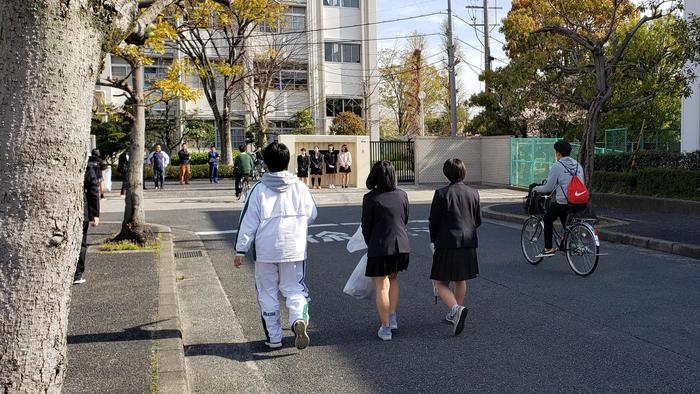 4月12日(金)牧野高校の朝~女子バスケットボール部の生徒は学校周辺のゴミ拾いもしてくれていました。~