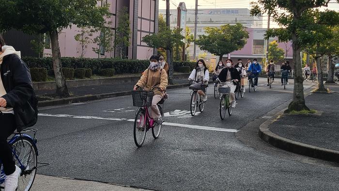12月25日（金）朝、正門で生徒の登校を出迎えました。女子バスケットボール部の生徒は、近隣のゴミ拾いや校舎階段等のモップ掛け、正門での挨拶運動をしてくれていました。