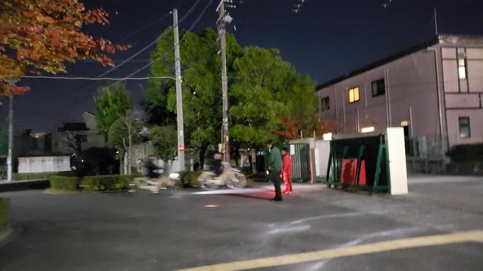 11月20日（水）自転車で下校する生徒に、生活指導部の先生方が灯火指導