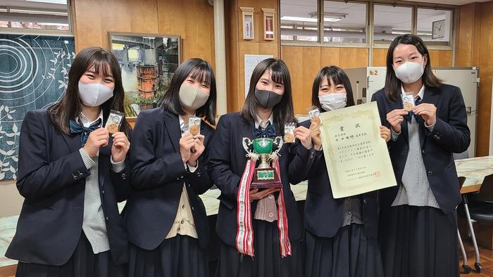 11月26日(水)昼休みに女子バドミントン部の生徒5人が大阪府公立高校大会優勝の報告に来室。すごい!おめでとう!!
