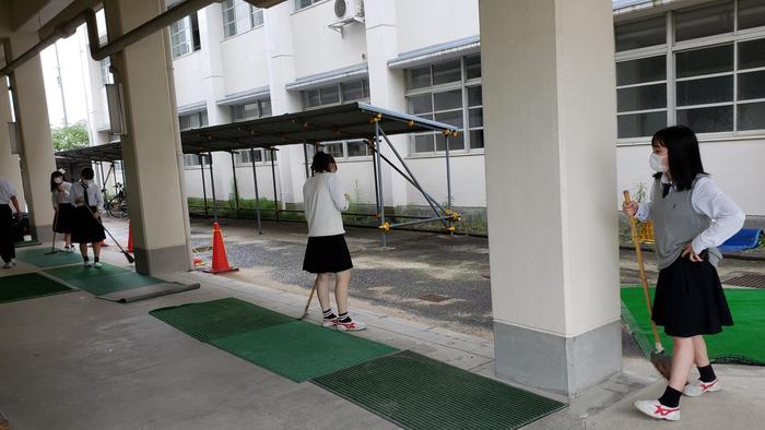 7月6日(月)男子バレーボール部の生徒が1階体育館通路を早朝清掃活動