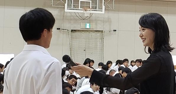 10月10日(木)フリーアナウンサーの八木早希さんから1年生にキャリア教育に係る授業をしていただきました。
