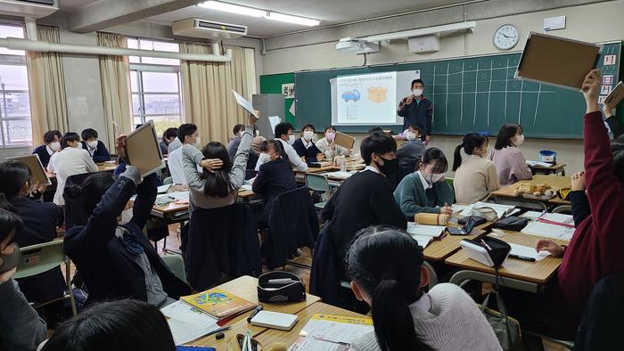 11月22日(月)2限と6限に2年生の保健の授業を見学しました。