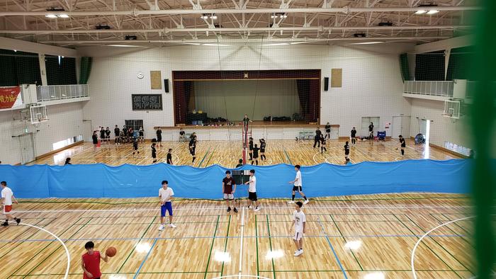 7月26 日(金)午後、グラウンドはサッカー部、男子ソフトテニス部、女子硬式テニス部、体育館は女子バレーボール部、男子バスケットボール部、教室棟では吹奏楽部や演劇部などが部活中