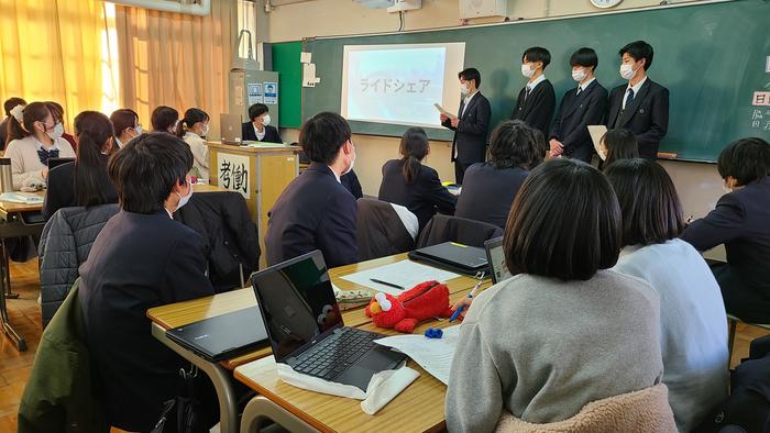 1月20日(木)2年生は「総合的な探究の時間」で、『枚方市への提言』のクラス内プレゼンテーション