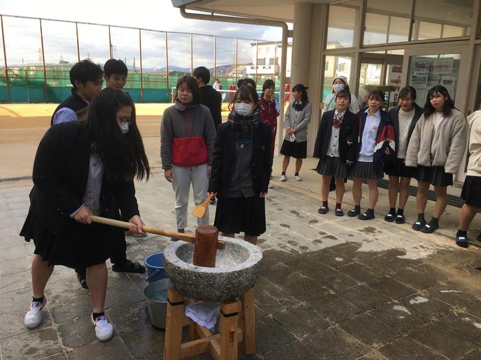 12月13日(金)PTA主催 餅つき大会を実施〜生徒たちが舌鼓〜