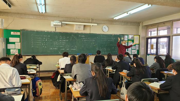 11月24日(火)3限に1年生5組の数学Ⅰの授業を見学しました。
