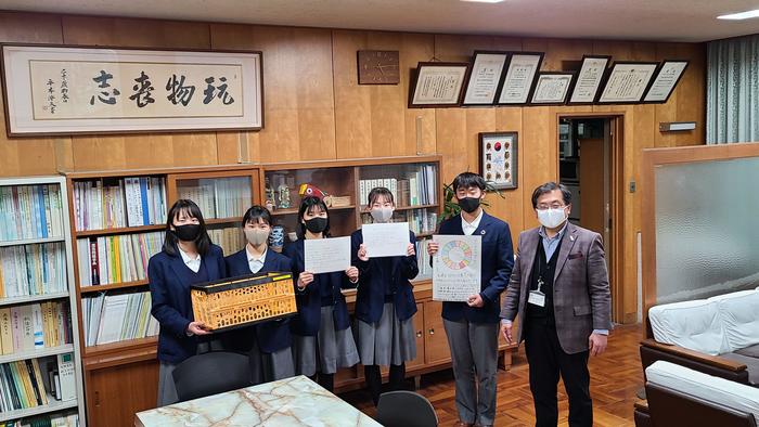 12月16日(水)枚方市立招提北中学校の生徒5名がSDGsの活動で牧野高校に協力の依頼に来ました。
