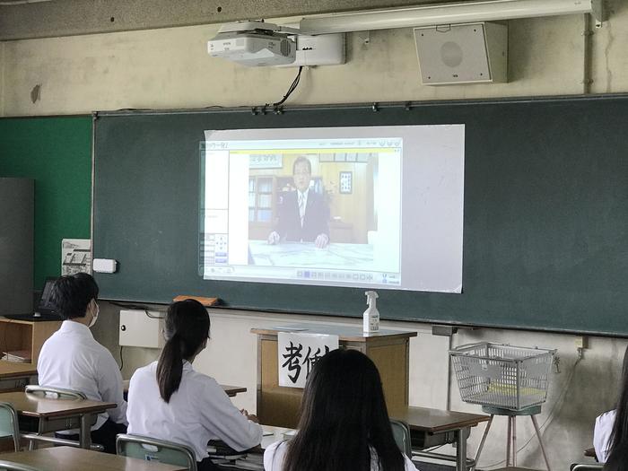 6月1日(月)校内オンラインで入学許可宣言と校長の入学お祝いメッセージの伝達を行いました。