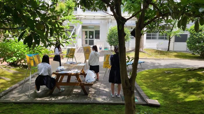 6月3日(木)2、3限には2年生が中庭で油彩画を制作